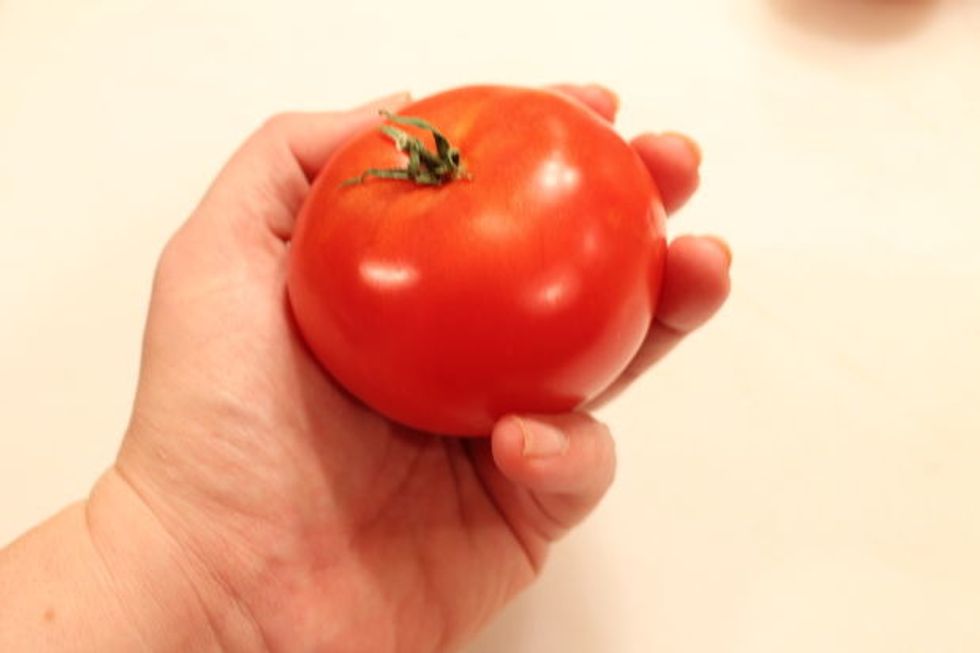 Look for these qualities in the tomato: - Firm, smooth - No marks,blemishes. (Blemishes and marks make it more likely that the peel will break during the cutting process.) - Good red color