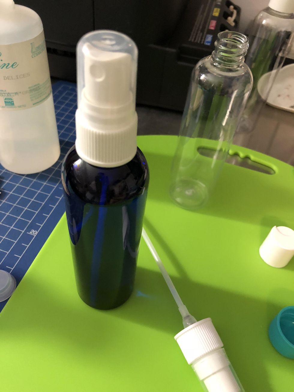 Look I found this empty bottles I wanted another model but they oversold, so it is difficult because it is a little bit harder to insert the liquid or the cream