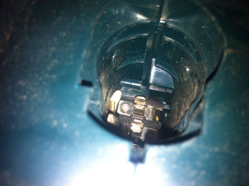 Look in the hole where the battery is inserted. You'll find two metal connectors that make contact with the battery. Mine has two clips. If yours is different then watch Grant Thompson's video (step2)
