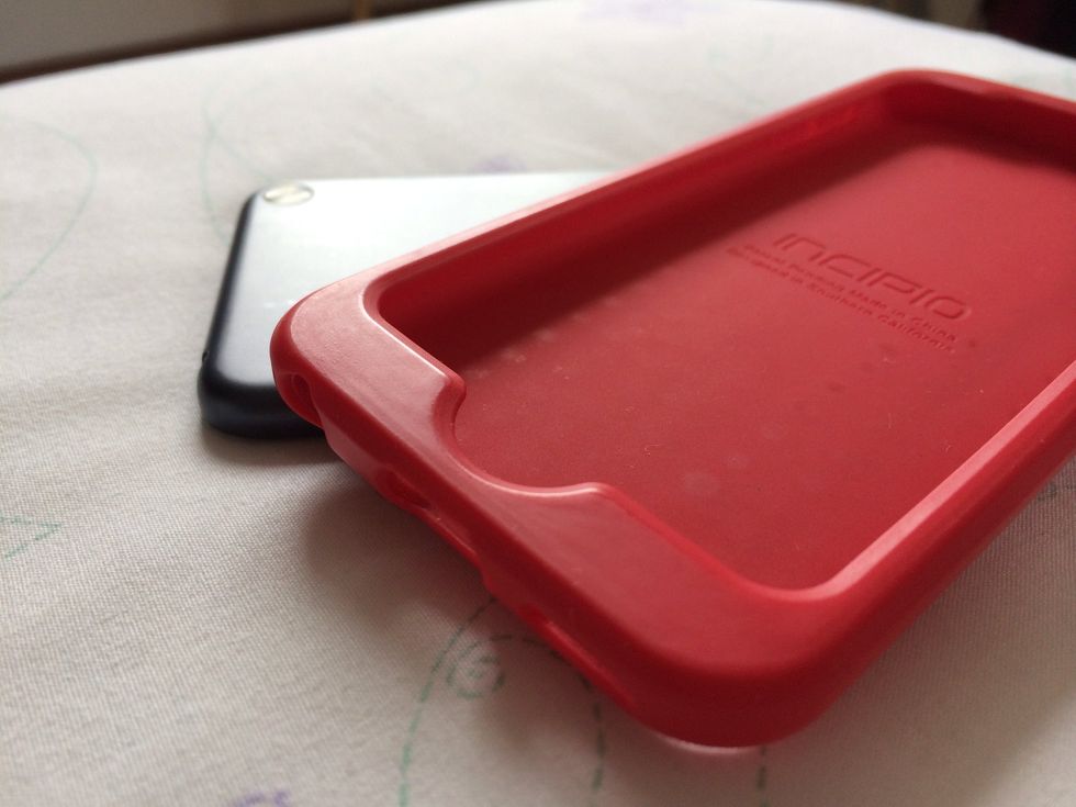 Look the little stains in the case, this dots get the back of your iPod dirty and is pretty difficult to clean your device with a simple cloth.