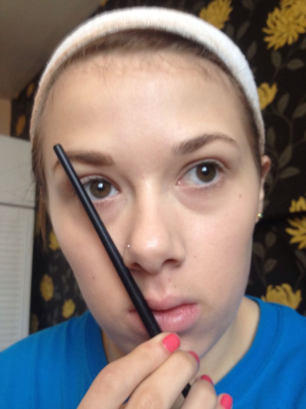 Looking forward place a makeup brush so it goes through the centre of your pupil, this is where the arch should be