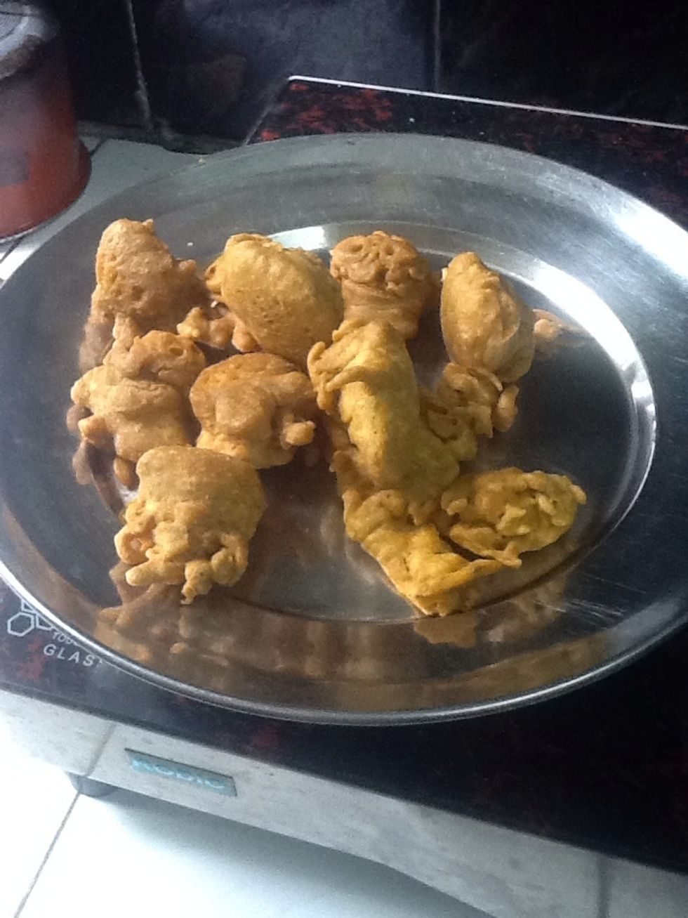 Looks delicious! isn't it? Now keep the balls to cool.  We will prepare the kadi for it.