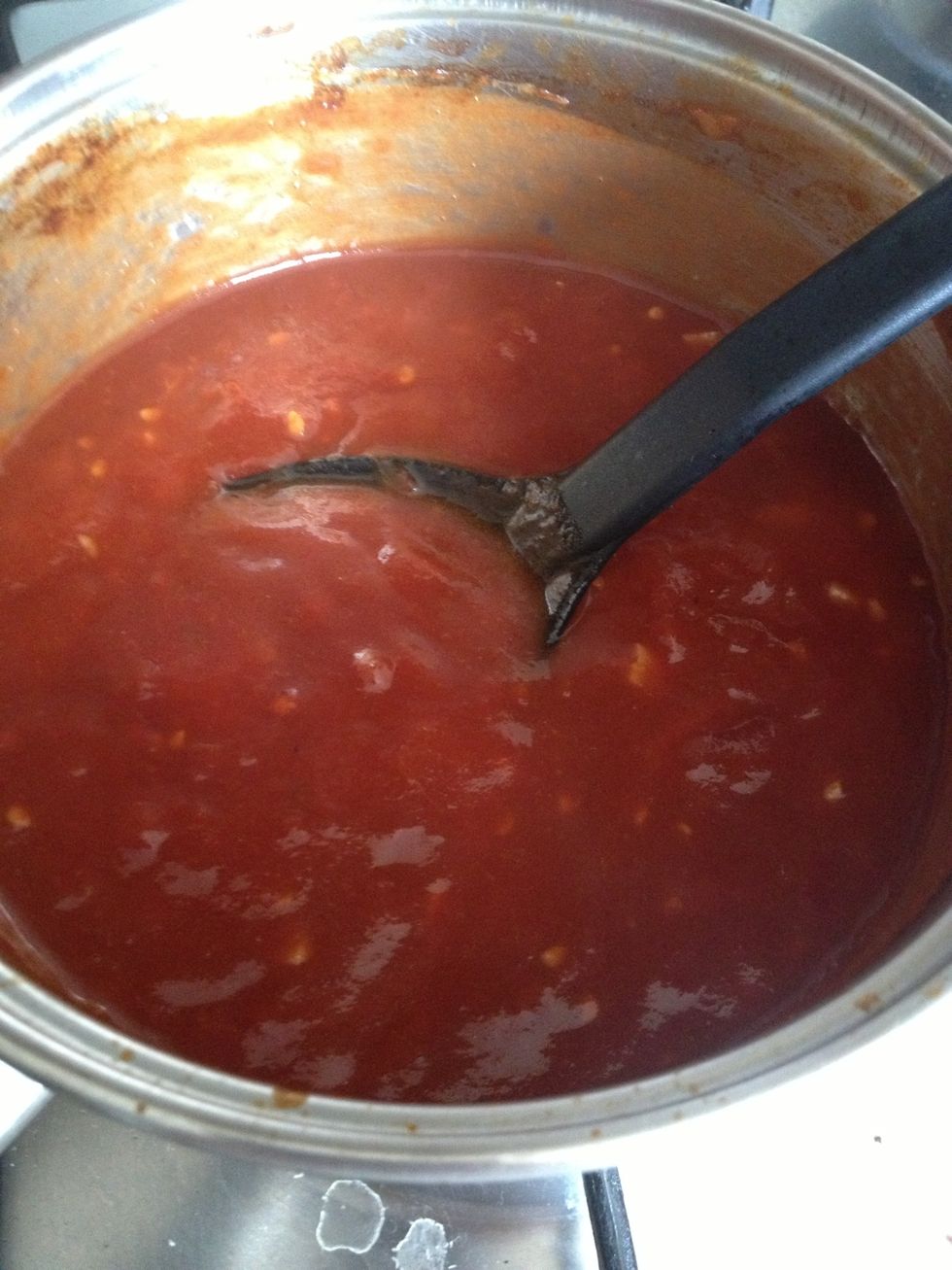 Looks like this. After a few minutes remove from the heat. Put a layer of the sauce at the bottom of the dish which will be used for the bake.