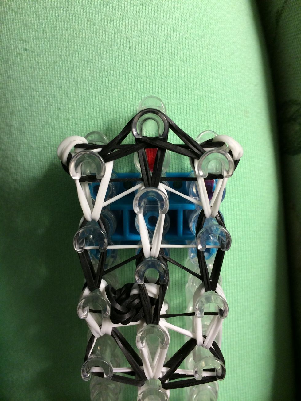 Loop the last two sets of black bands to close off the head.