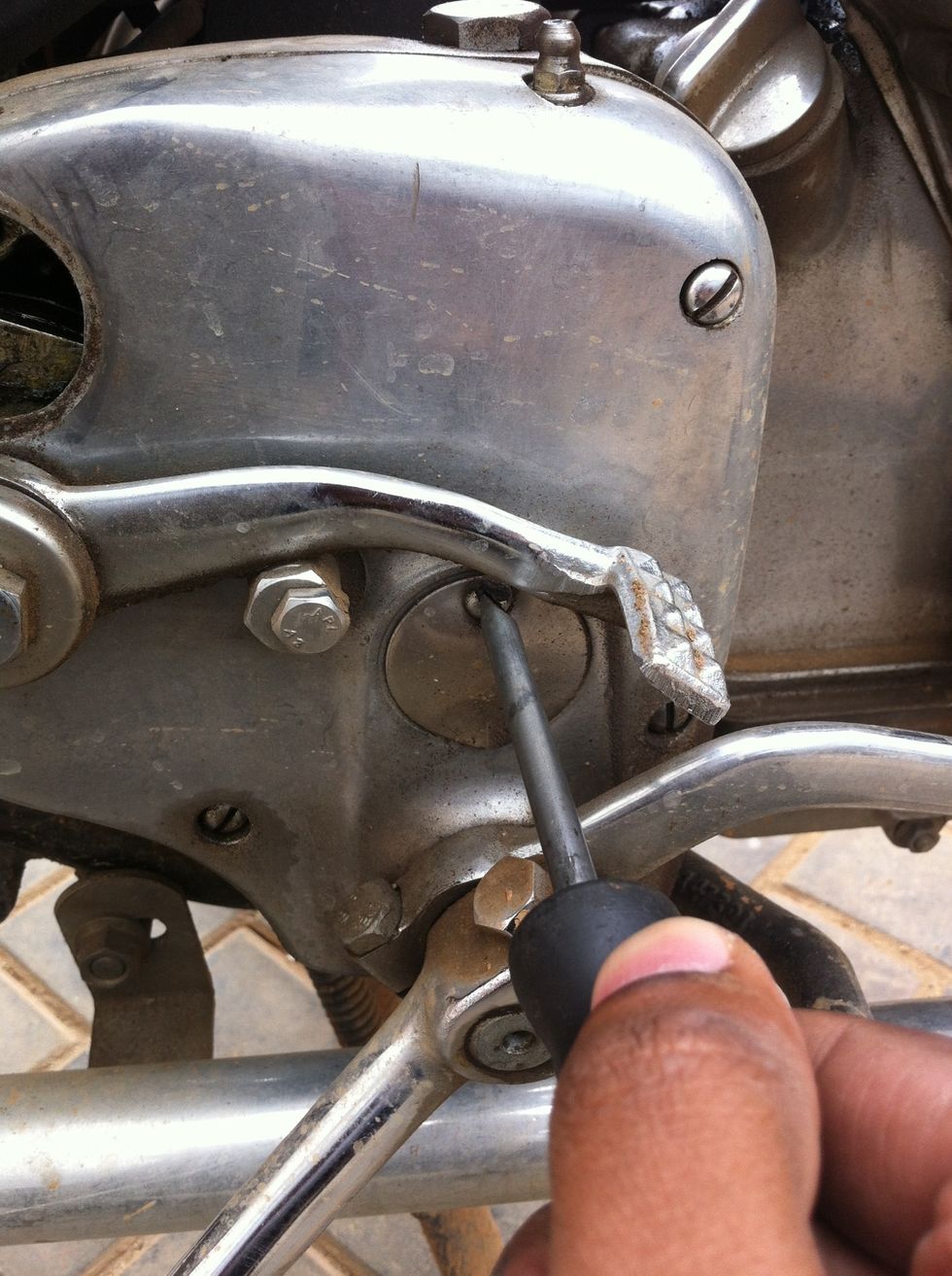 Loosen by rotating anti clockwise