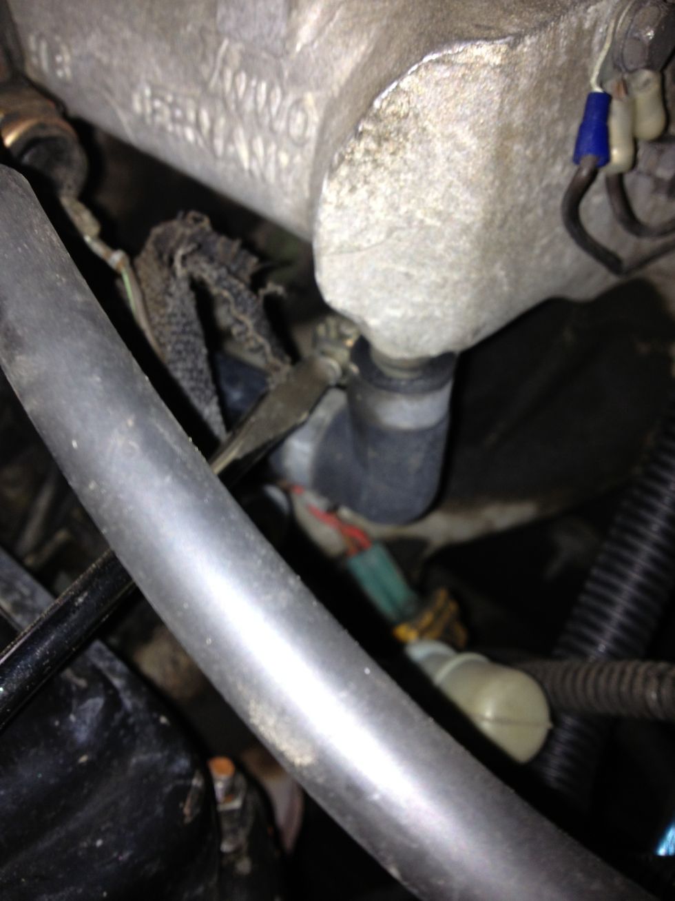 Loosen clamp on stabilizer hose to intake manifold
