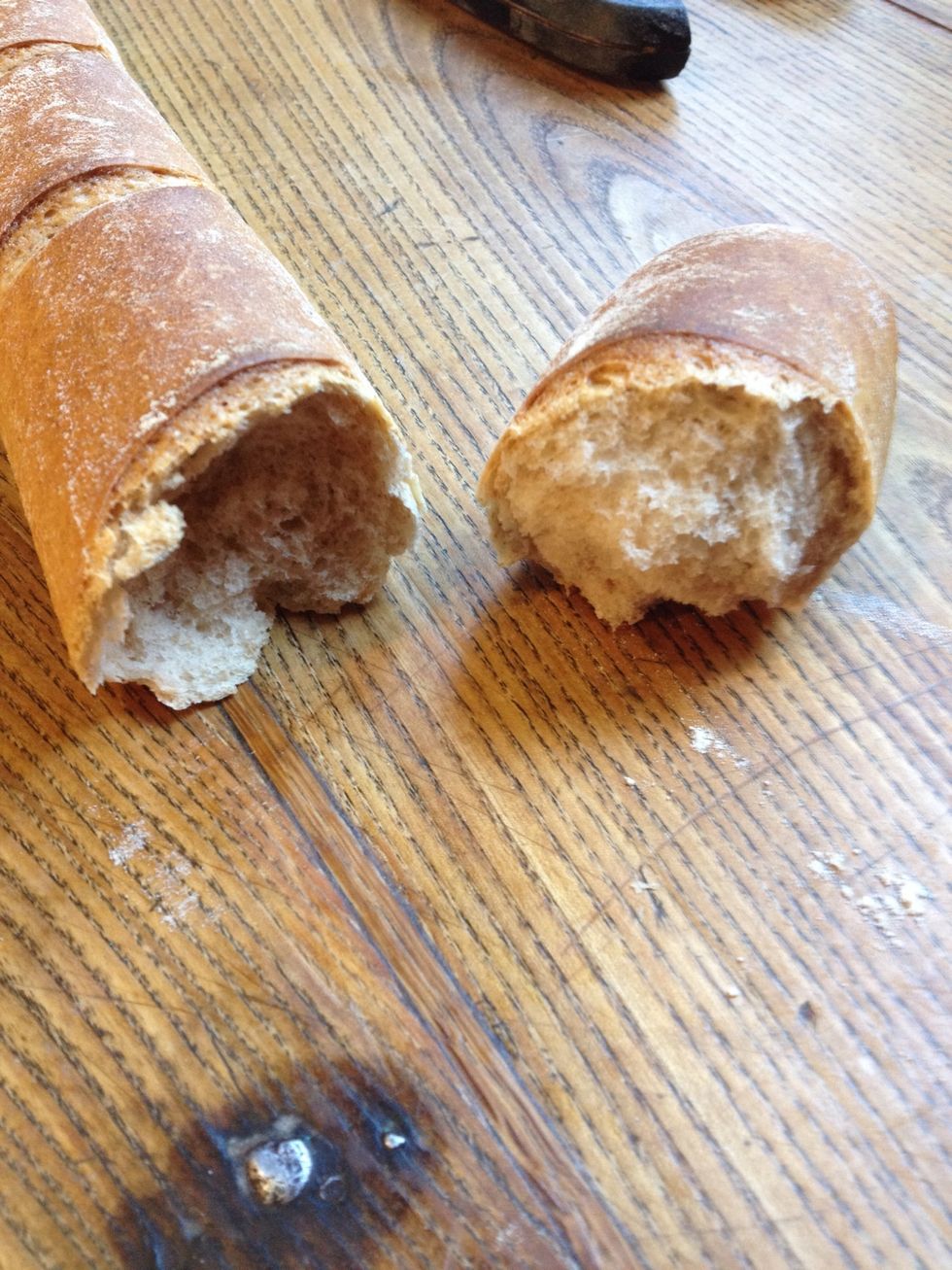 Lorsque vos baguettes sont bien dor\u00e9es, sortez-les du four. Laissez refroidir. Il est possible de les croquer : au lieu de prendre un couteau pour les couper, cassez un bout et croquez \u00e0 pleines dents