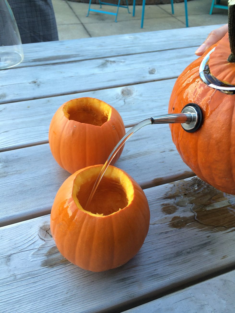 Lorsque votre th\u00e9 est pr\u00eat, versez-le dans vos tasses citrouilles et servez.