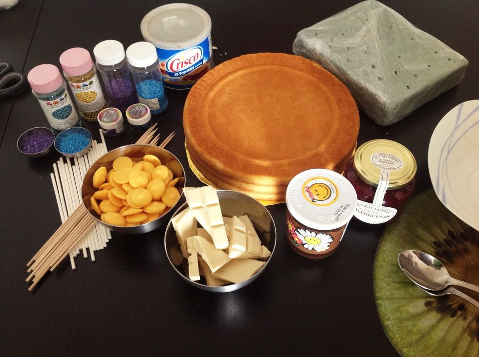 Los b\u00e1sicos son el bizcocho y algo cremoso " Nutella, buttercream, mermeladas, etc..." Y chocolate o Candy melts, tambi\u00e9n se podr\u00edan ba\u00f1ar en glas\u00e9 real, pero ser\u00eda algo duro de morder.