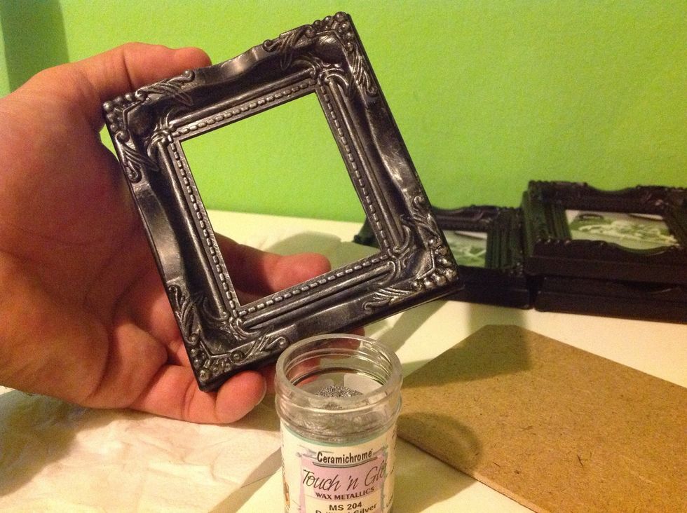 Los detalles superiores y cenefas marcadas a\u00f1adimos m\u00e1s intensidad al plateado, o como ve\u00e1is. Podemos hacerlo con diferentes tipos de pintura, en este caso el plata resalta el negro.