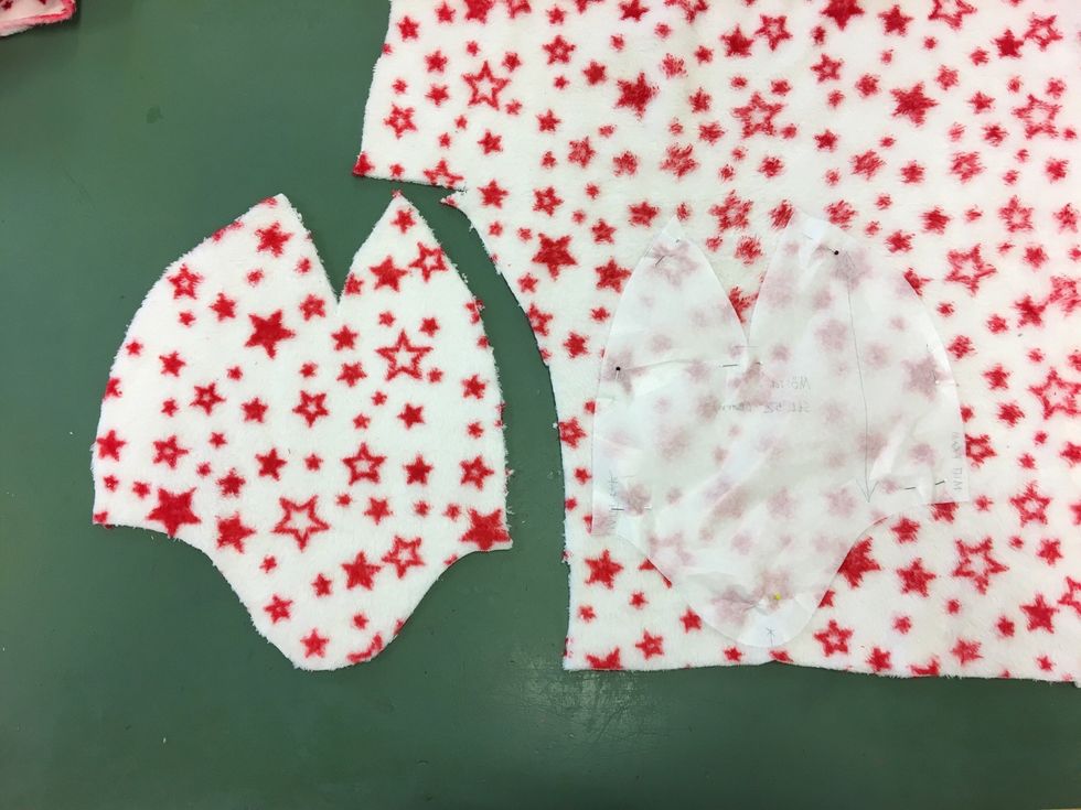 Lossa m\u00f6nstret och spegelv\u00e4nd det s\u00e5 att avigsidan (baksidan) kommer upp\u00e5t. Upprepa sedan steg 2.