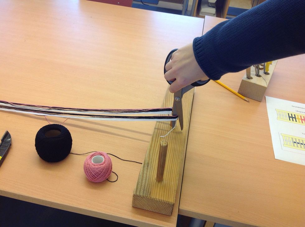 Lossa t\u00e4vlingen och skjut ihop s\u00e5 att tr\u00e5darna sitter lite l\u00f6sare. Klipp tr\u00e5darna som bilden visar, i b\u00e5da \u00e4ndarna.