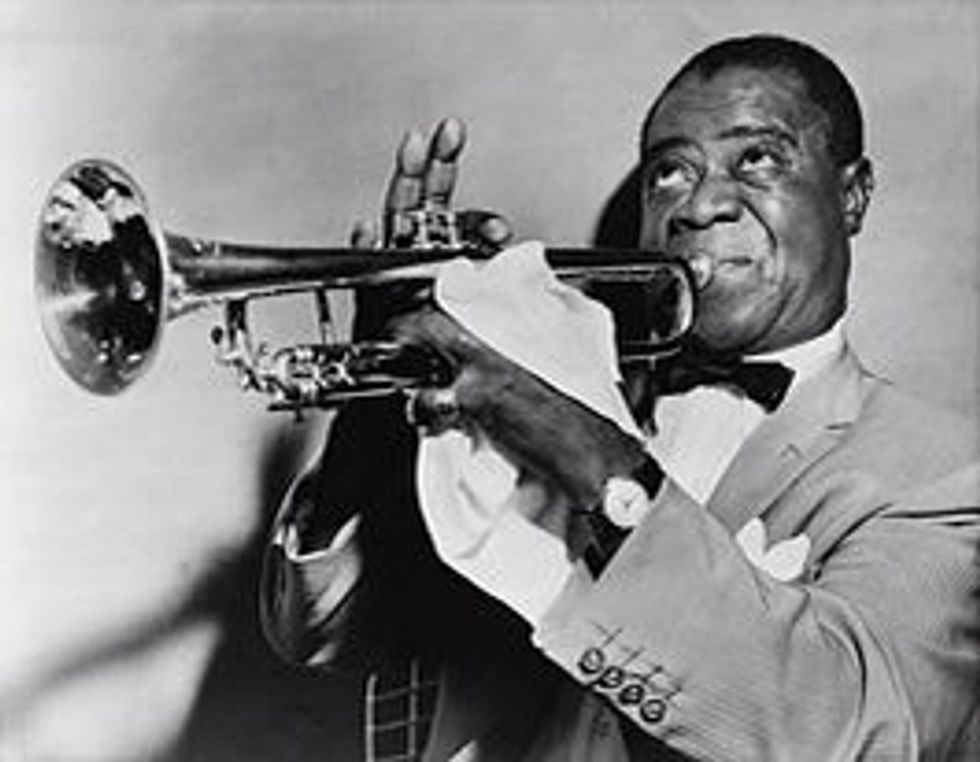 Louis Armstrong: 1900-1971. Tocava la trompeta i era un fam\u00f3s cantant de jazz. Era Nord-Americ\u00e0. En aquesta fotografia est\u00e0 tocant la trompeta l'any 1953.