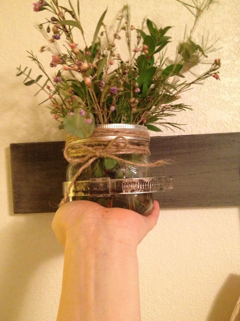 Love Flowers? Have a Country/rustic fetish? Who doesn't?! Grab a mason jar, some jute string and a pipe clamp, toss in some wild flowers and there u go! This one is waiting to be attached to the board