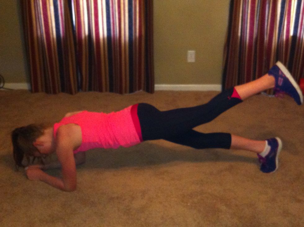 Lower and change legs! Repeat 5 times.