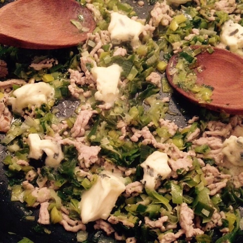 Lower the heat and add the blue cheese in chunks. Add also the wine.