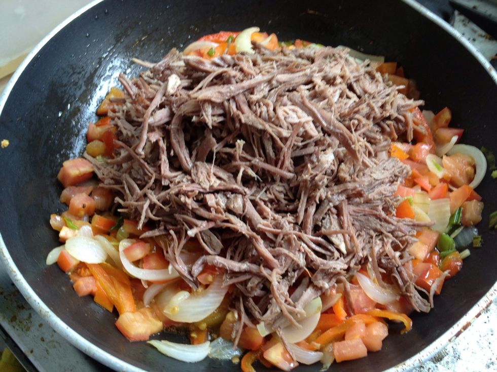 Luego agregue la carne y siga mezclando mientras se cocina