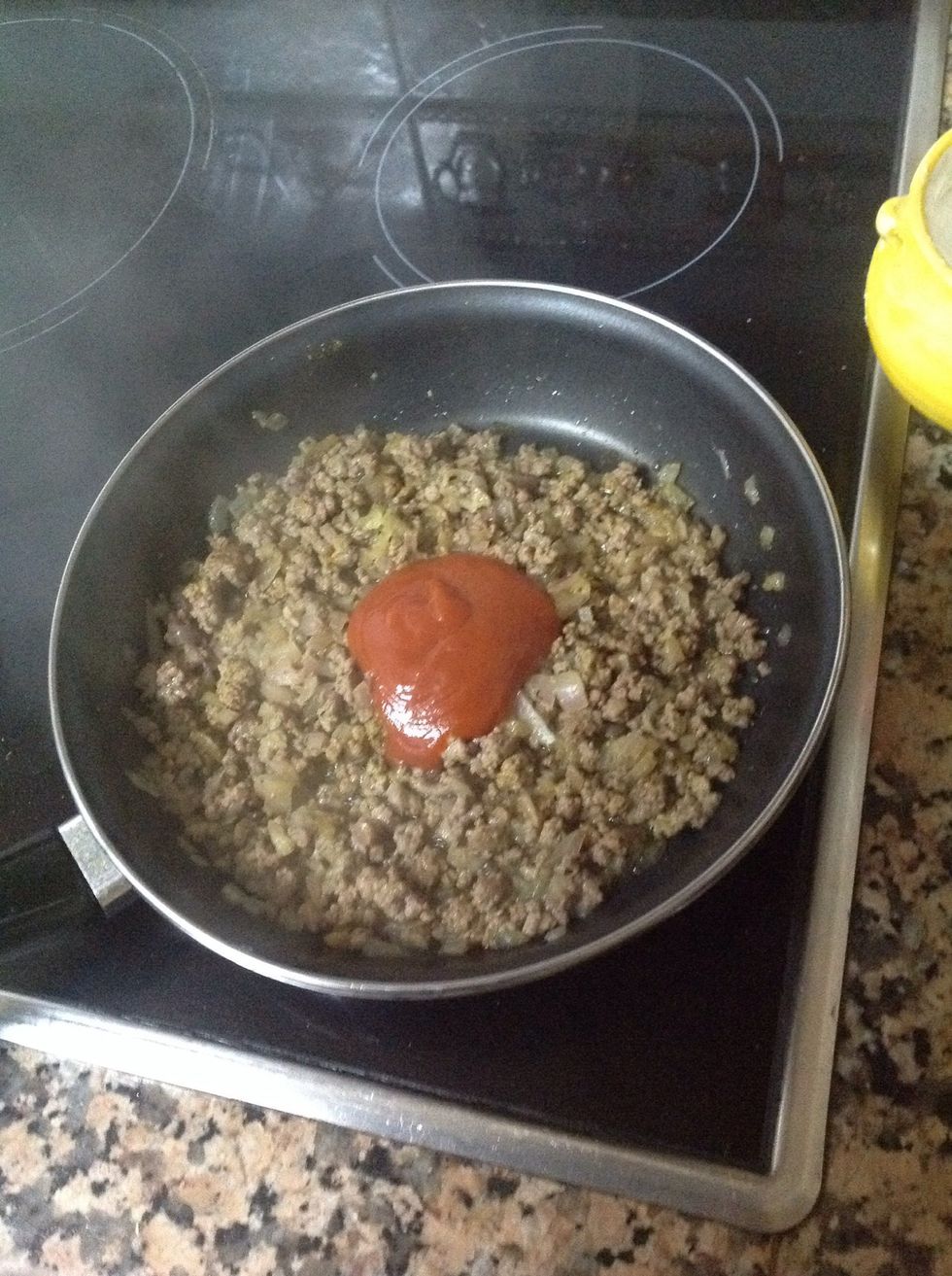 Luego le a\u00f1adimos 3 cucharadas de tomate frito
