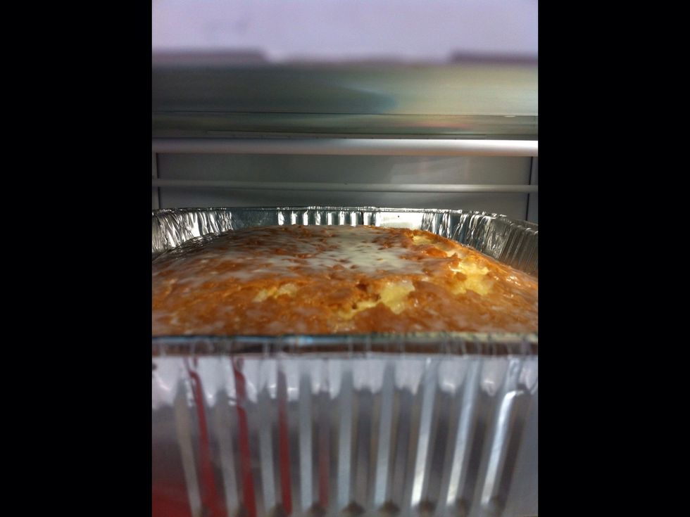 Luego, ponga el pastel en el refrigerador por una hora.