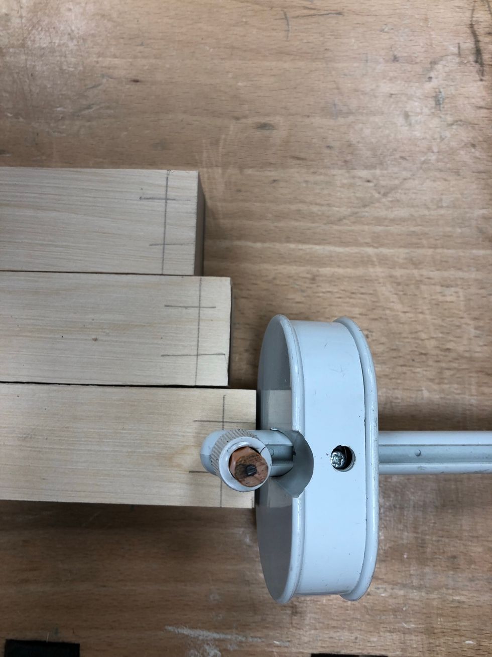 M\u00e4rk p\u00e5 de tre. 1cm fr\u00e5n kanten.