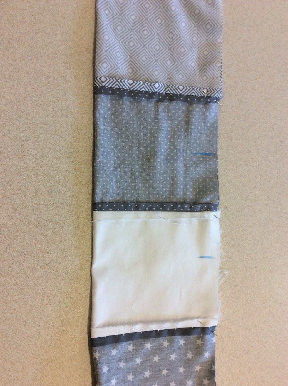 M\u00e4rk ut med 2 streck ungef\u00e4r mitt p\u00e5 ormen. H\u00e4r ska du inte sy d\u00e5 du m\u00e5ste kunna v\u00e4nda och stoppa din orm.