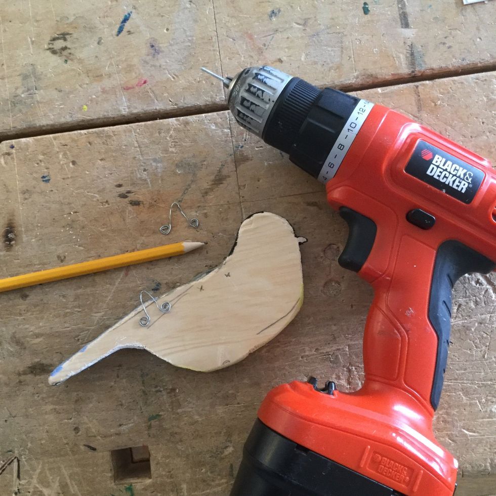 M\u00e4rk ut p\u00e5 baksidan av f\u00e5geln var upph\u00e4ngningen ska vara. F\u00f6rborra h\u00e5len med en spik.