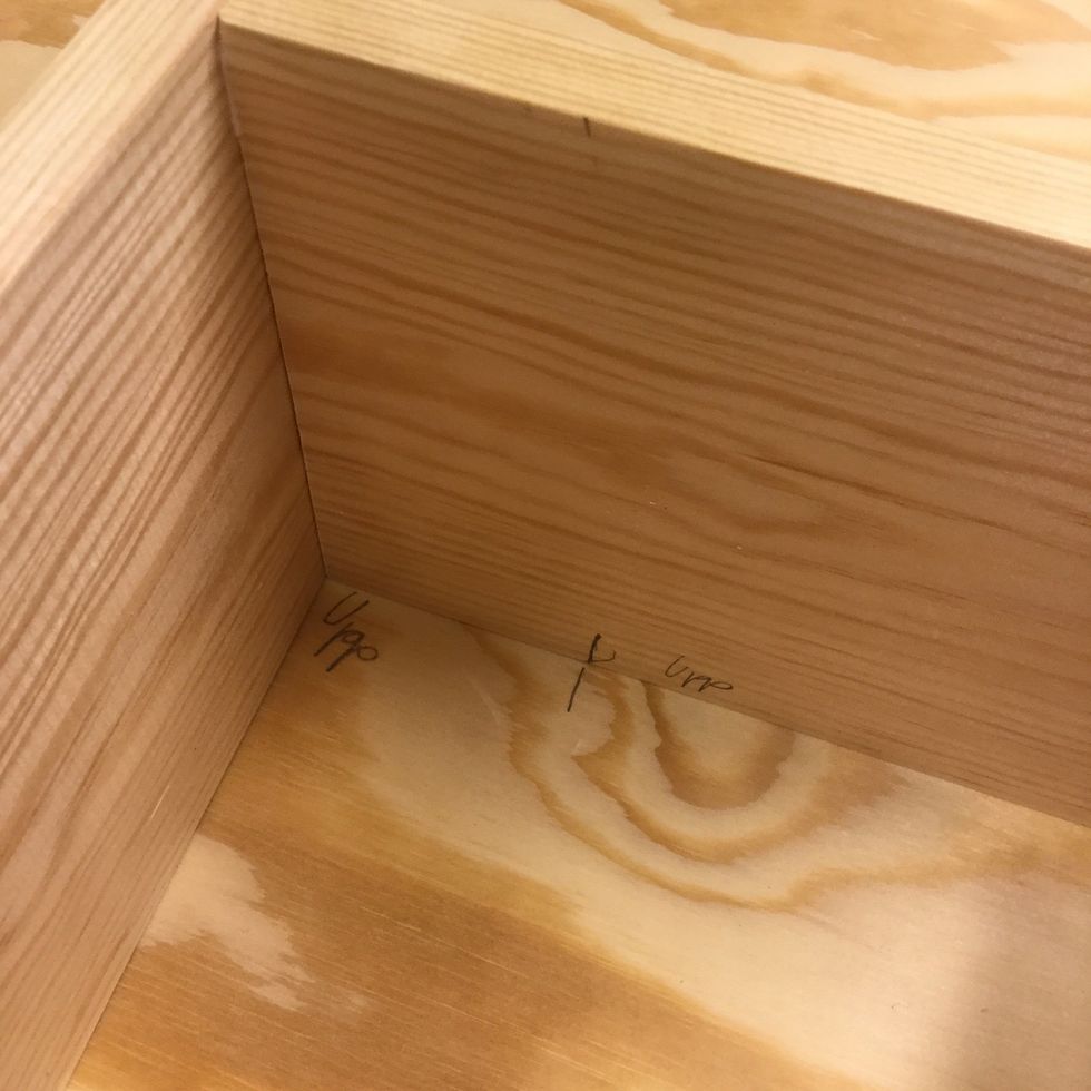 M\u00e4rk ut vad som \u00e4r upp, och var delarna ska sitta ihop. S\u00e5 \u00e4 det ingen risk att du l\u00e4gger plywooden \u00e5t fel h\u00e5ll.