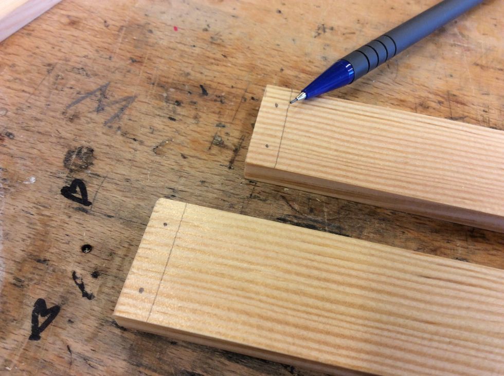 M\u00e4rk ut var du ska spika, rita inte f\u00f6r n\u00e4ra kanten f\u00f6r d\u00e5 kan det spricka.