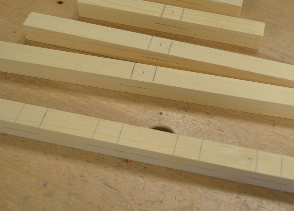 M\u00e4rk ut var p\u00e5 stammen grenarna skall sitta. I exemplet har jag har satt dem med 4 cm mellan grenarna. Markera djupet p\u00e5 samma s\u00e4tt som p\u00e5 grenarna. Du ser stammen n\u00e4rmast i bilden.