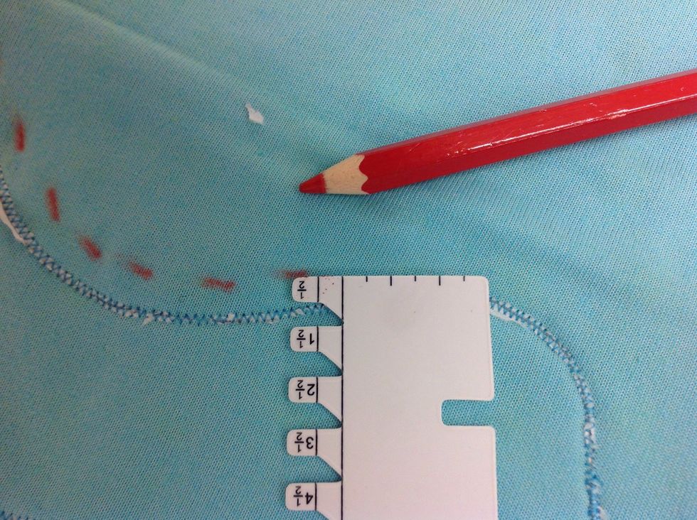 M\u00e4t 1/2cm fr\u00e5n sylinjen och markera med en tygpenna. G\u00f6r s\u00e5 runt din mask.