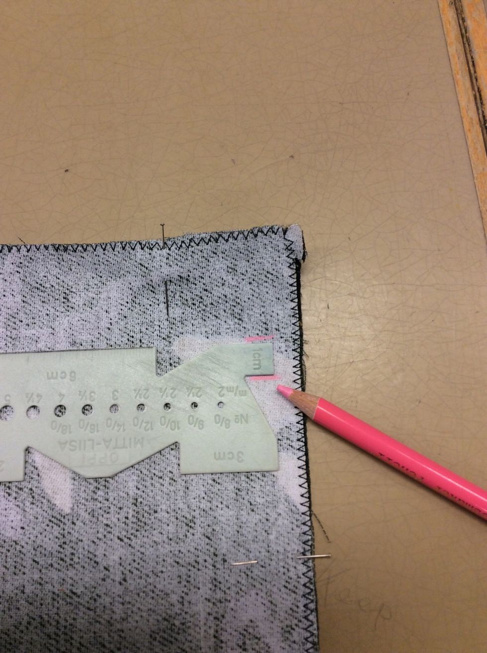 M\u00e4t 1 cm ner fr\u00e5n denna tv\u00e4rmarkering och g\u00f6r en tv\u00e4rmarkering till.