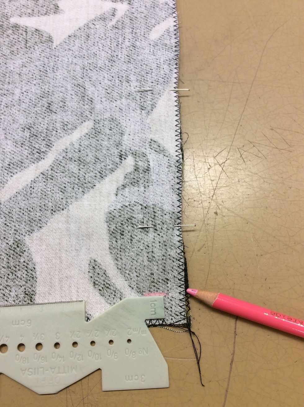 M\u00e4t 1 cm upp fr\u00e5n "botten" p\u00e5 v\u00e4skan och g\u00f6r en tv\u00e4rmarkering.