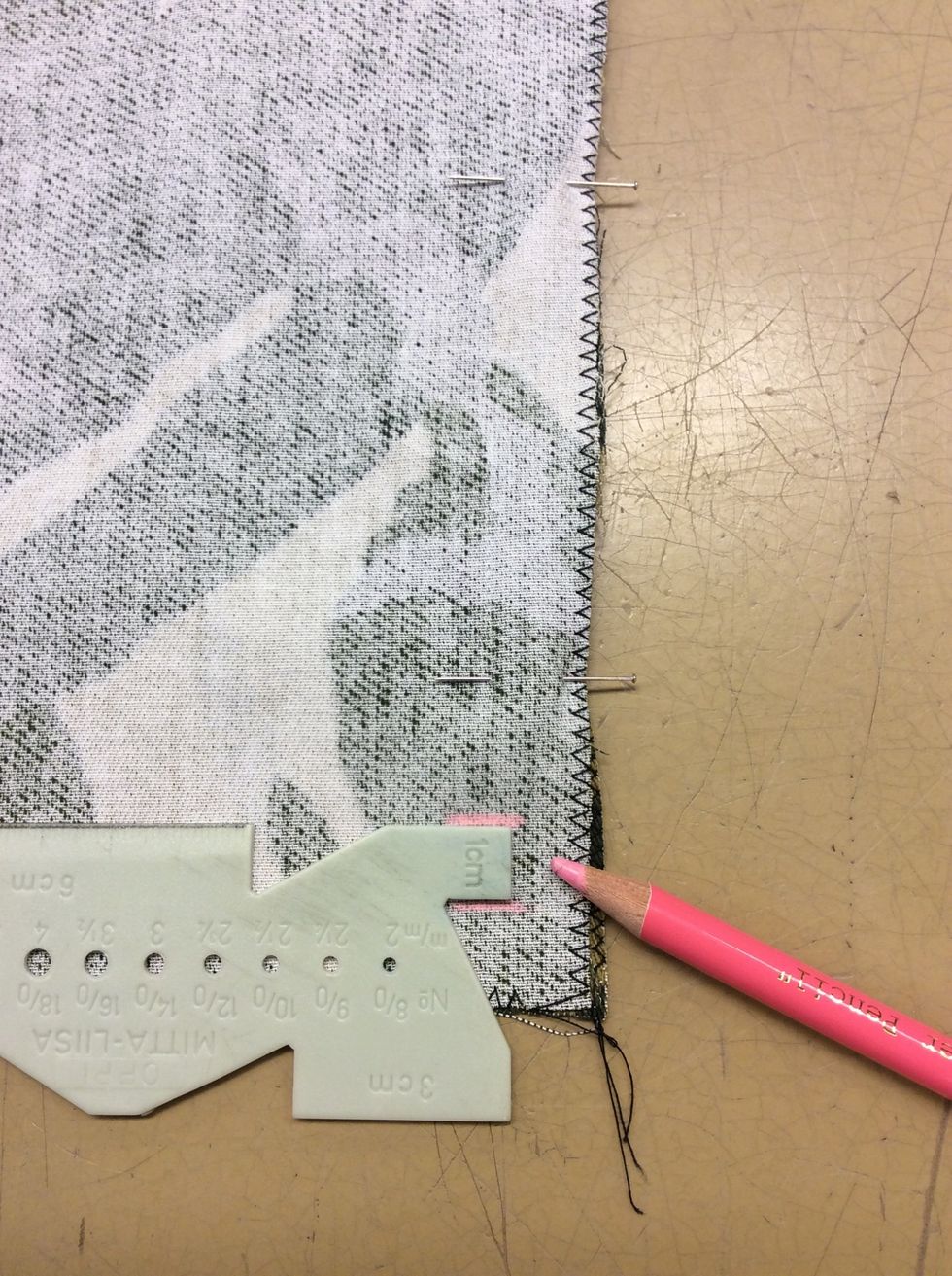 M\u00e4t 1 cm upp fr\u00e5n denna markering och g\u00f6r en till tv\u00e4rmarkering.