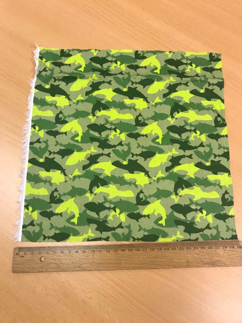 M\u00e4t 30x30 cm p\u00e5 m\u00f6nstrat tyg och klipp ut.