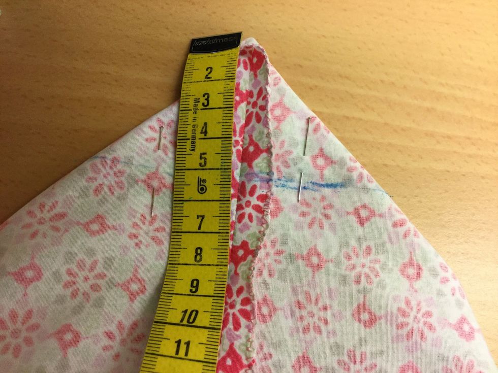 M\u00e4t 5 cm fr\u00e5n h\u00f6rnet och sy med raks\u00f6m rakt \u00f6ver.