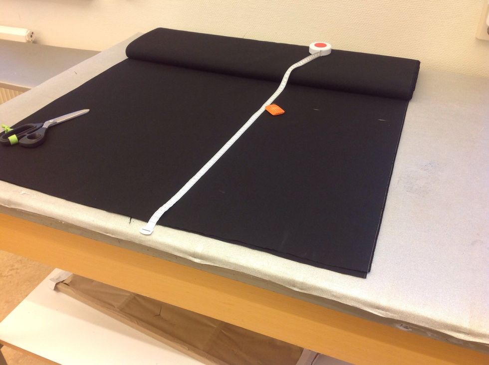 M\u00e4t 50cm fr\u00e5n kanten p\u00e5 tyget, s\u00e4tt markeringar l\u00e4ngs hela tygets bredd som bilden visar. Man m\u00e4ter och markerar flera g\u00e5nger f\u00f6r att det ska bli rakt n\u00e4r man sedan klipper.