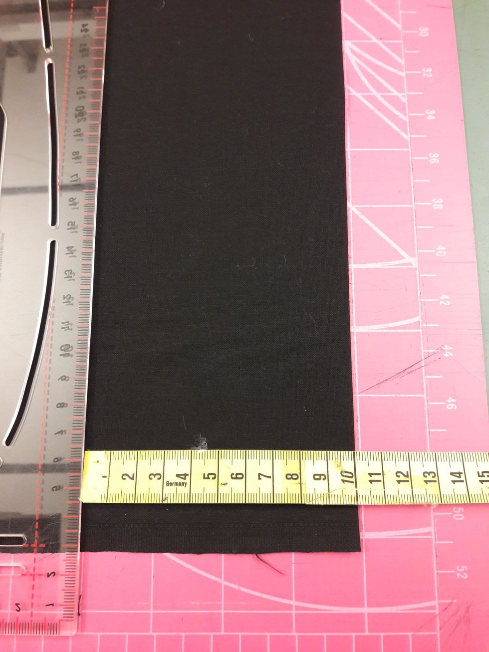 M\u00e4t b\u00e5de uppe och nere s\u00e5 att det blir rakt.