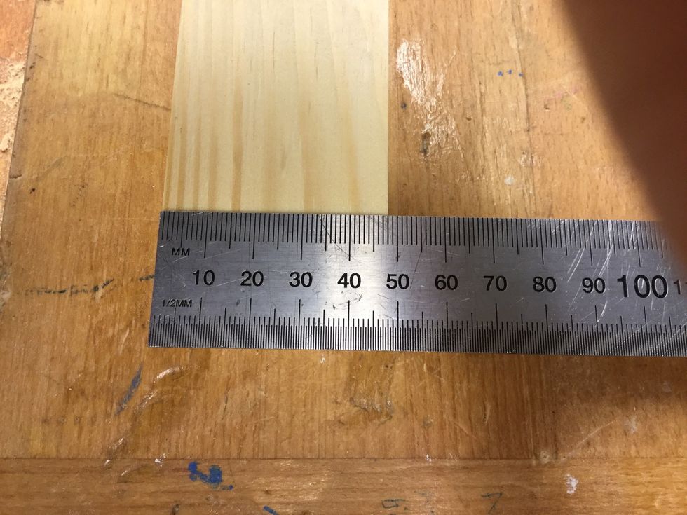 M\u00e4t bredden och dela p\u00e5 tv\u00e5. H\u00e4r visar st\u00e5lskalan 4,8. 4,8/2 = 2,4.