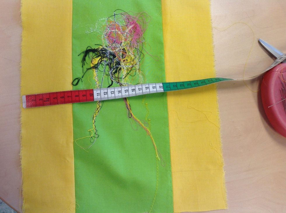 M\u00e4t bredden p\u00e5 arbetet. Klipp sedan tv\u00e5 remsor i den l\u00e4ngden, lika breda som dina f\u00f6rsta remsor.