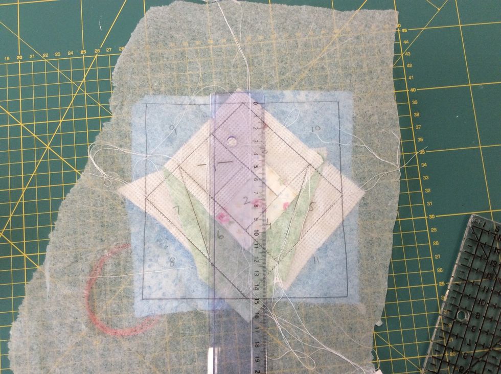 M\u00e4t din paperpiecing p\u00e5 baksidan mellan linjerna. \u00c4r det 15 cm emellan s\u00e5 forts\u00e4tter du annars ber du om hj\u00e4lp.