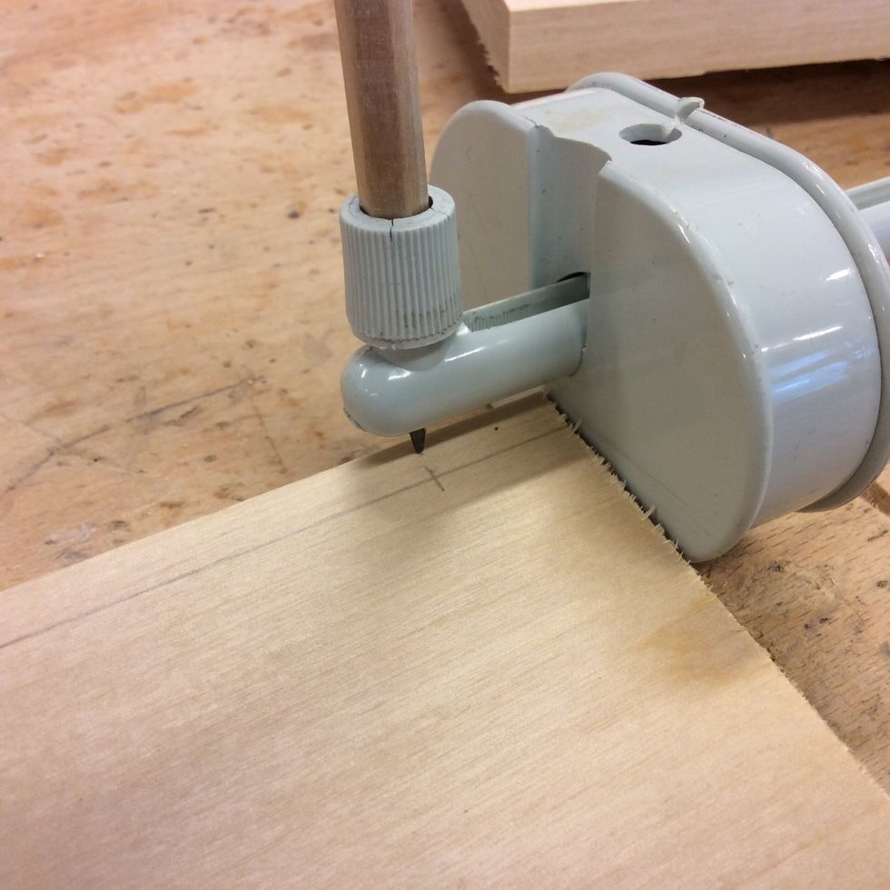 M\u00e4t fr\u00e5n tv\u00e5 h\u00e5ll s\u00e5 du f\u00e5r ett kryss. L\u00e4mpligt kan vara att markeringen kommer 15-20mm fr\u00e5n kanten.