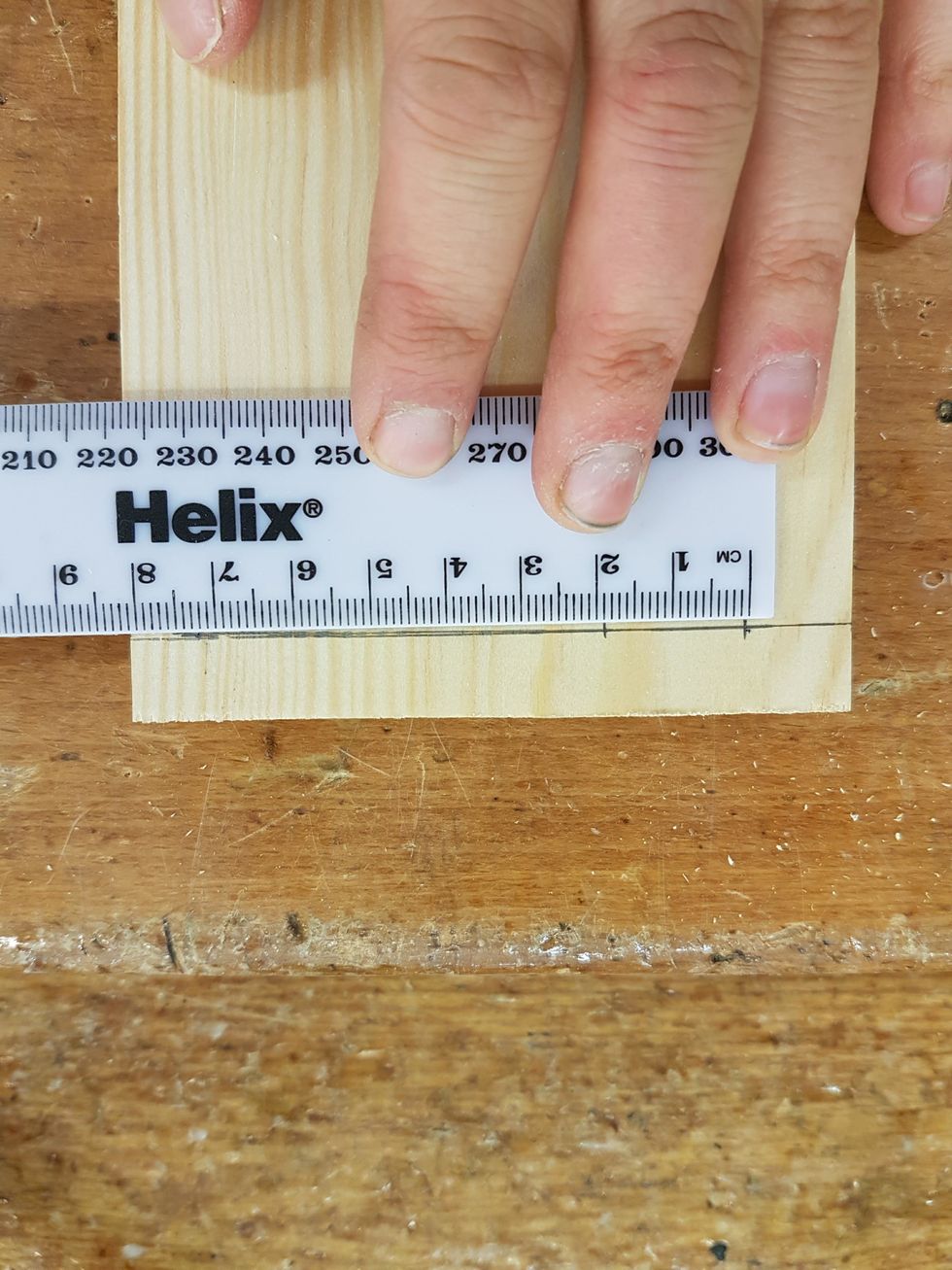 M\u00e4t hela bredden p\u00e5 din bit. Dela m\u00e5ttet med 5. G\u00f6r sedan markeringar.