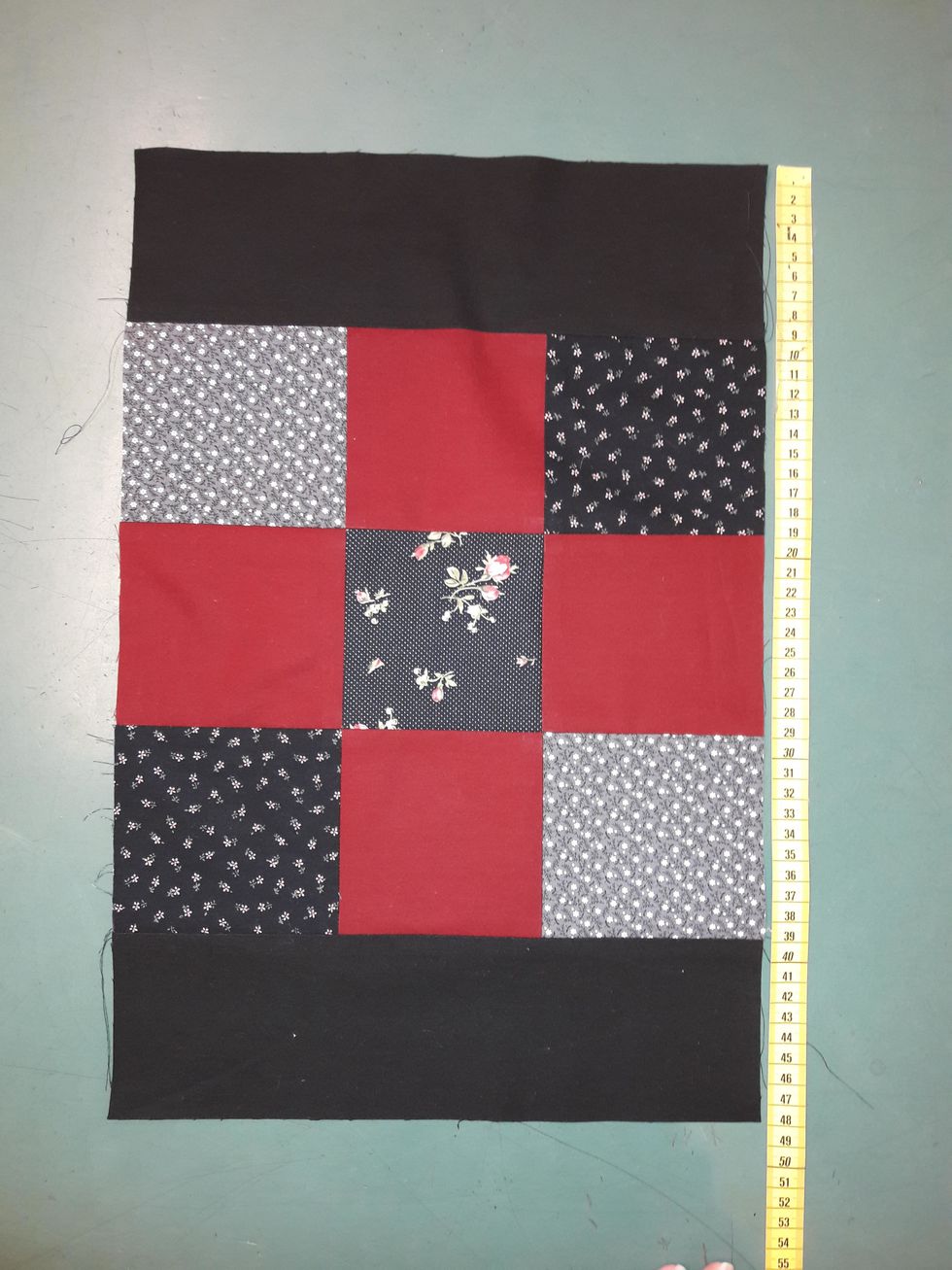 M\u00e4t hela l\u00e5ngsidan inklusive de svarta remsorna.