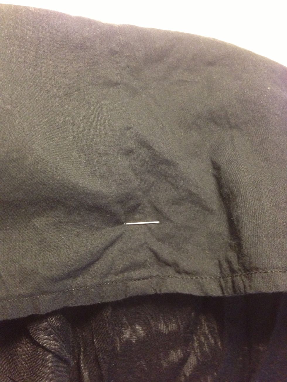 M\u00e4t hur mycket kortare den ska bli. I mitt fall ska 12 cm bort. D\u00e5 klipper du av 12-2 cm= 10 cm, och har allts\u00e5 2 cm som bli f\u00e5ll (det som ska vikas in i nederkanten).
