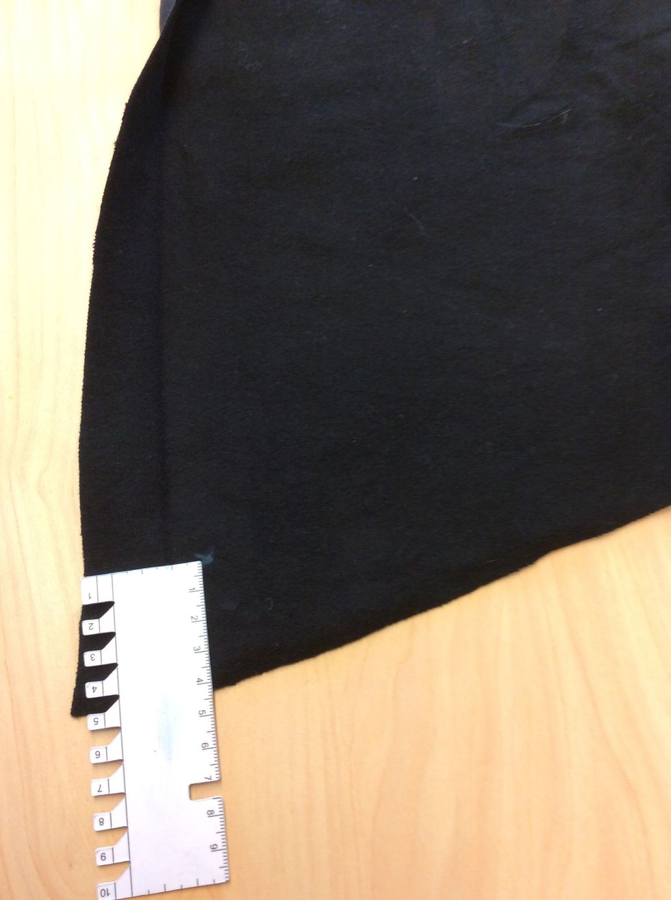 M\u00e4t in 4 cm p\u00e5 b\u00e5da sidorna och s\u00e4tt en markering med tygpenna.