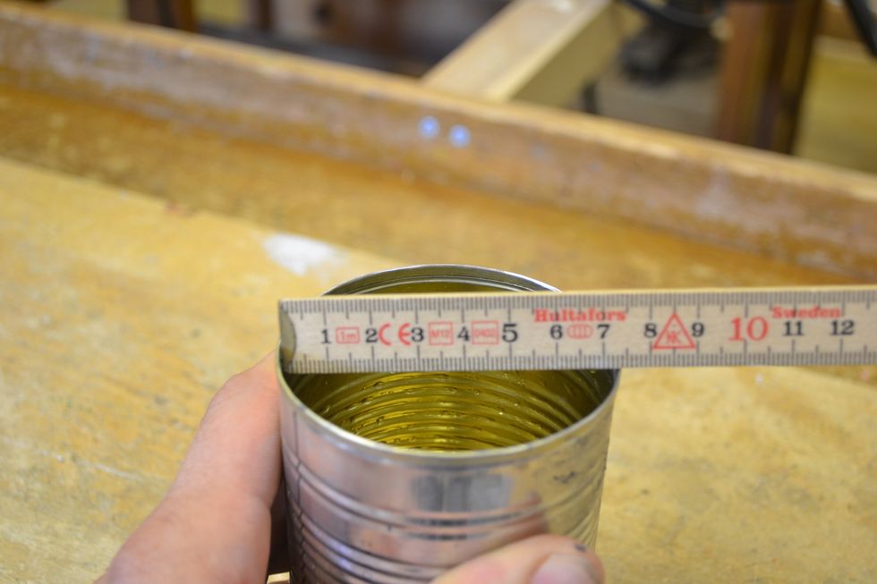 M\u00e4t insidan av burken p\u00e5 den bredaste st\u00e4llet det vill s\u00e4ga diametern. Anteckna m\u00e5ttet.