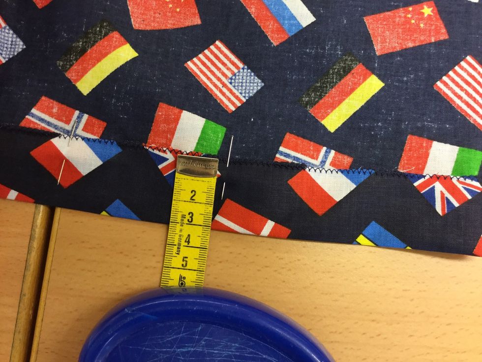 M\u00e4t, n\u00e5la och stryk 3 cm bred f\u00e5ll i byxbenen.