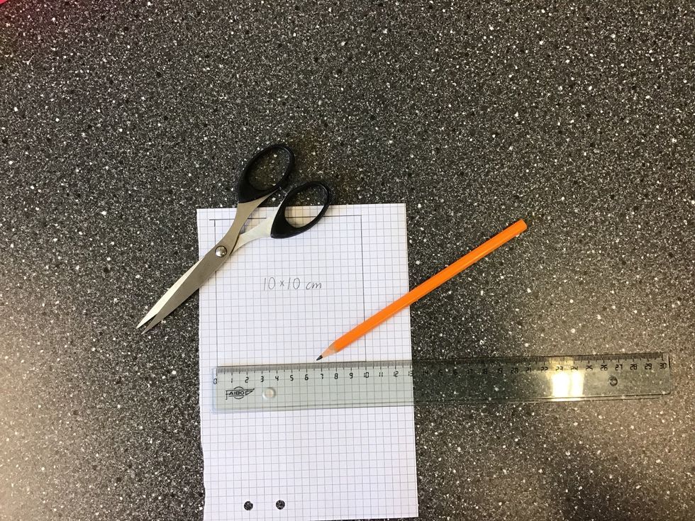 M\u00e4t noga och rita upp en kvadrat, 10x10 cm, p\u00e5 rutat papper. Detta blir nu mallen f\u00f6r din f\u00f6rsta bit som ska placeras i mitten. Klipp ut med papperssax.