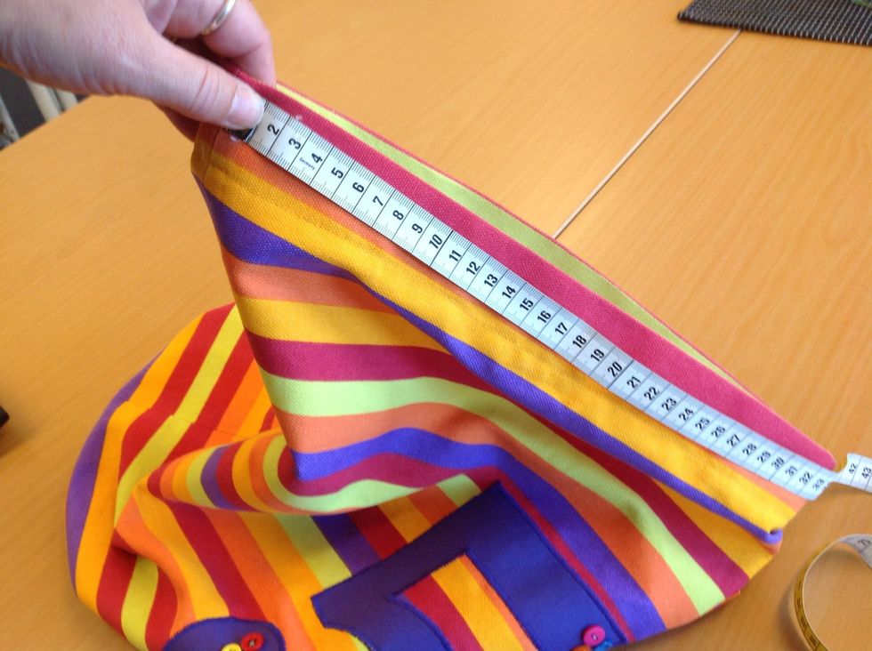 M\u00e4t nu omkretsen runt din v\u00e4ska.