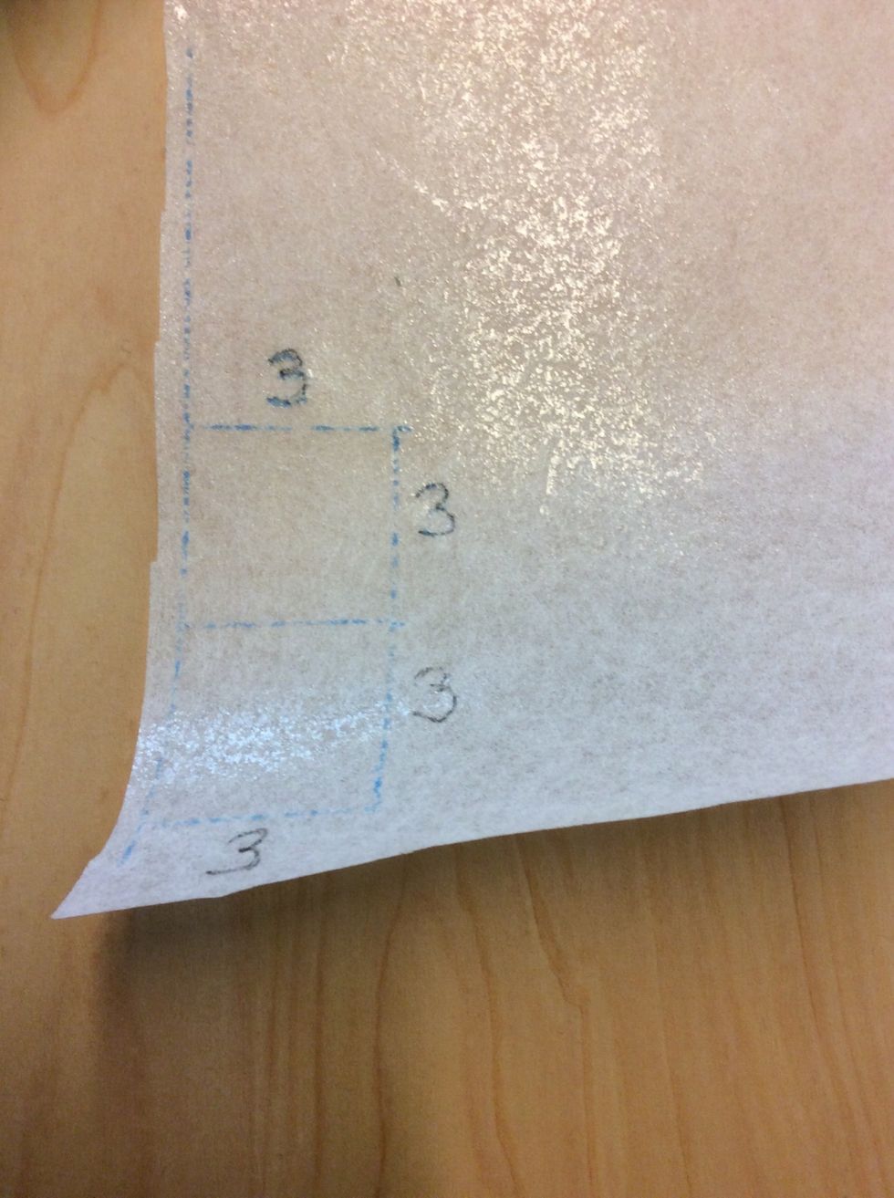 M\u00e4t och klipp ut 2 st bitar vlieselin 3*3 cm stora.